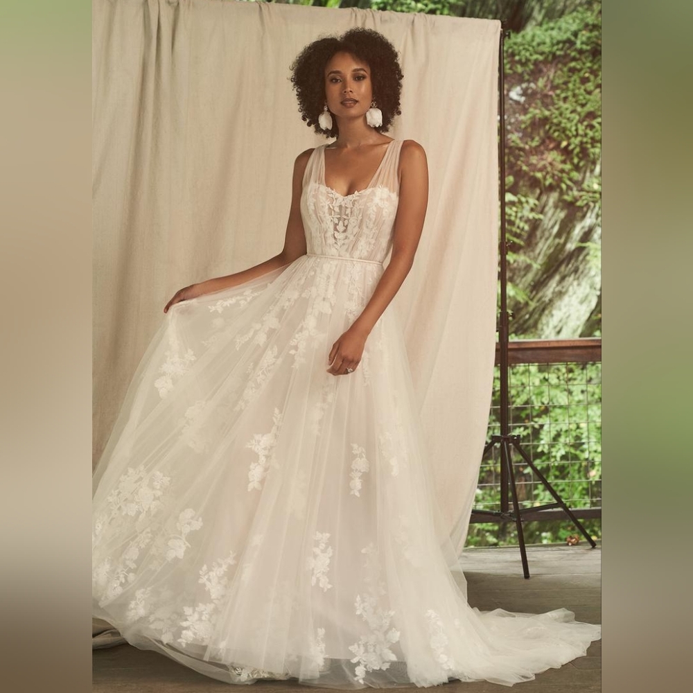 Elegant White Lace Wedding Dress